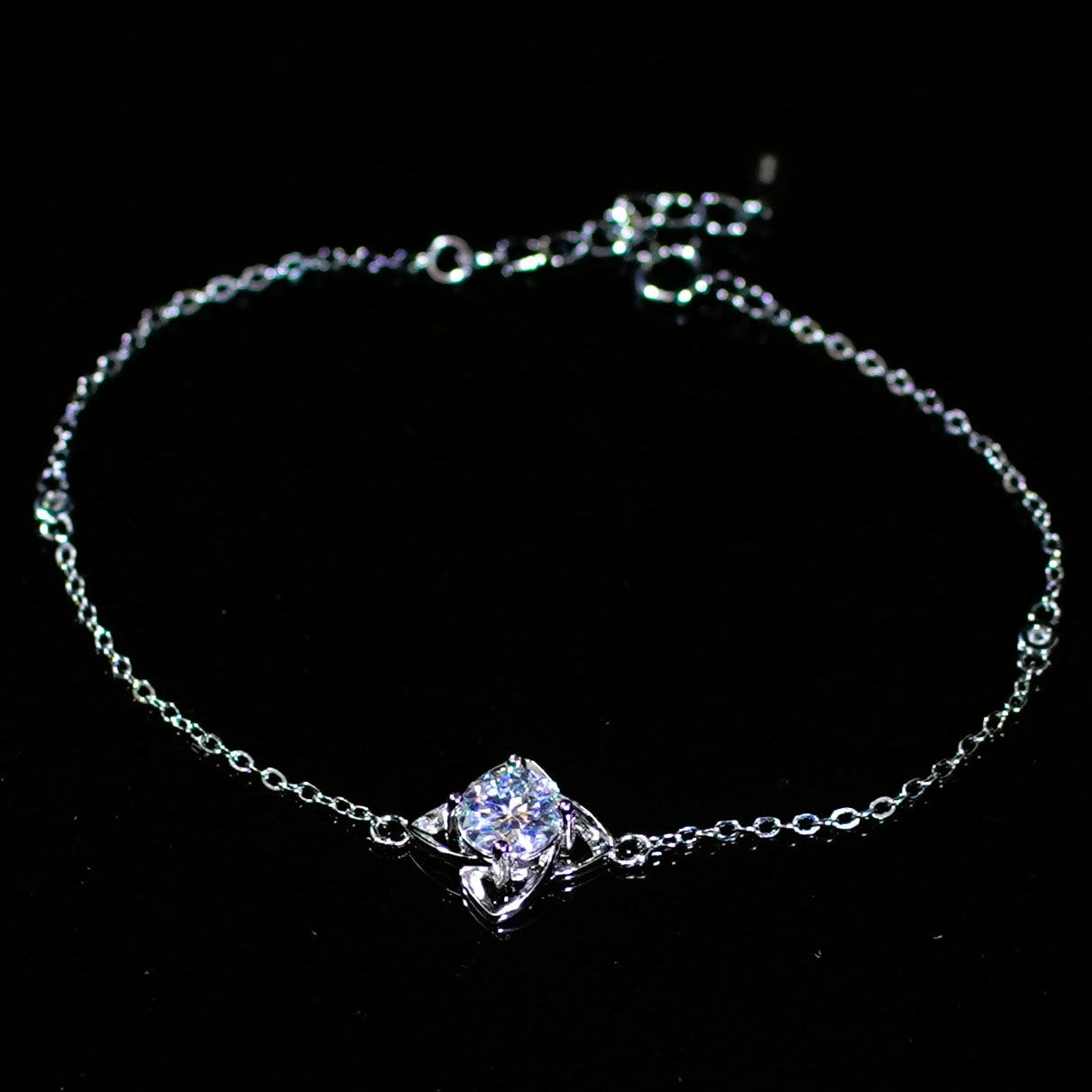 Fyrbladsblomma-armband med VVS D-färgad moissanit