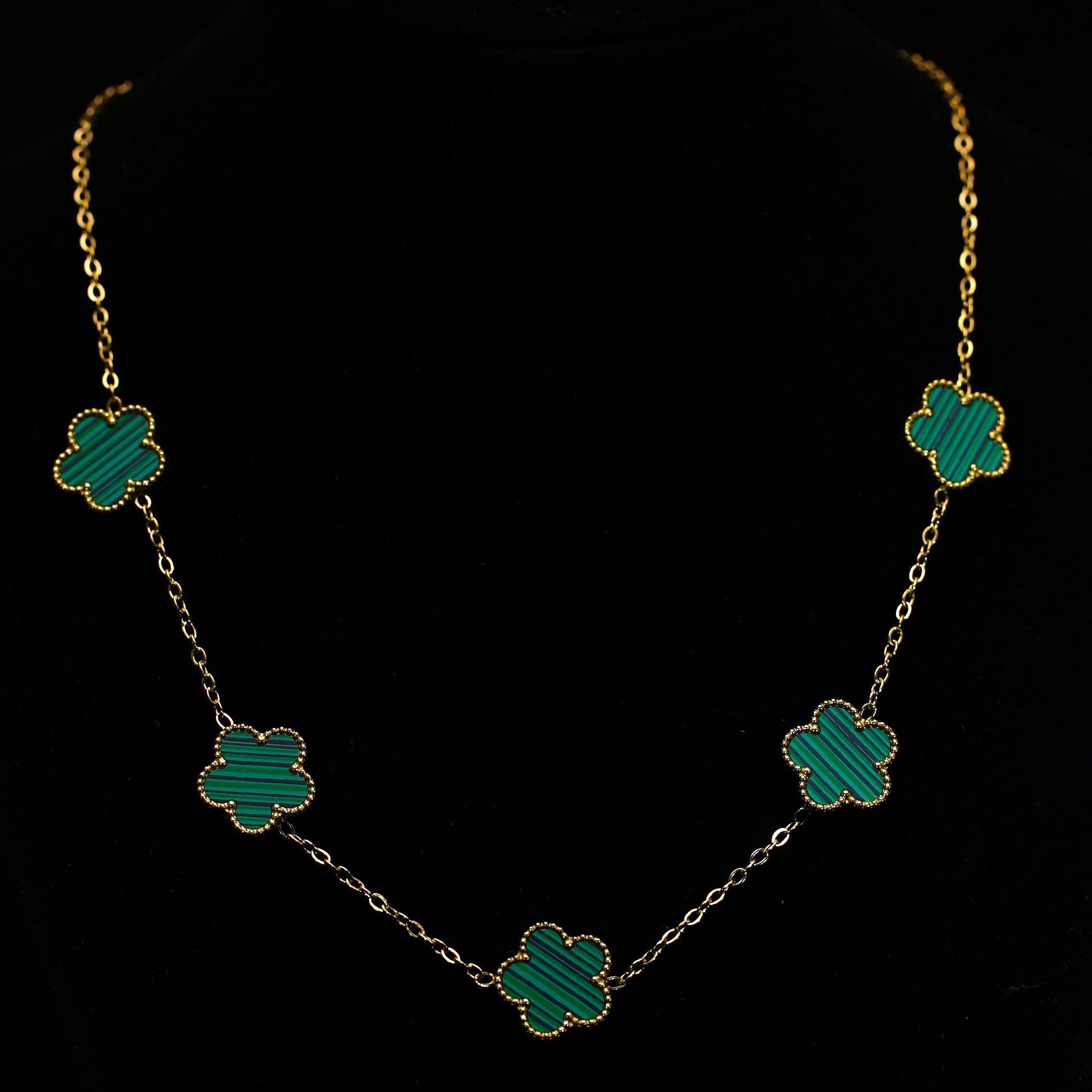 Femklöver halsband grön randigt 18k guldpläterat