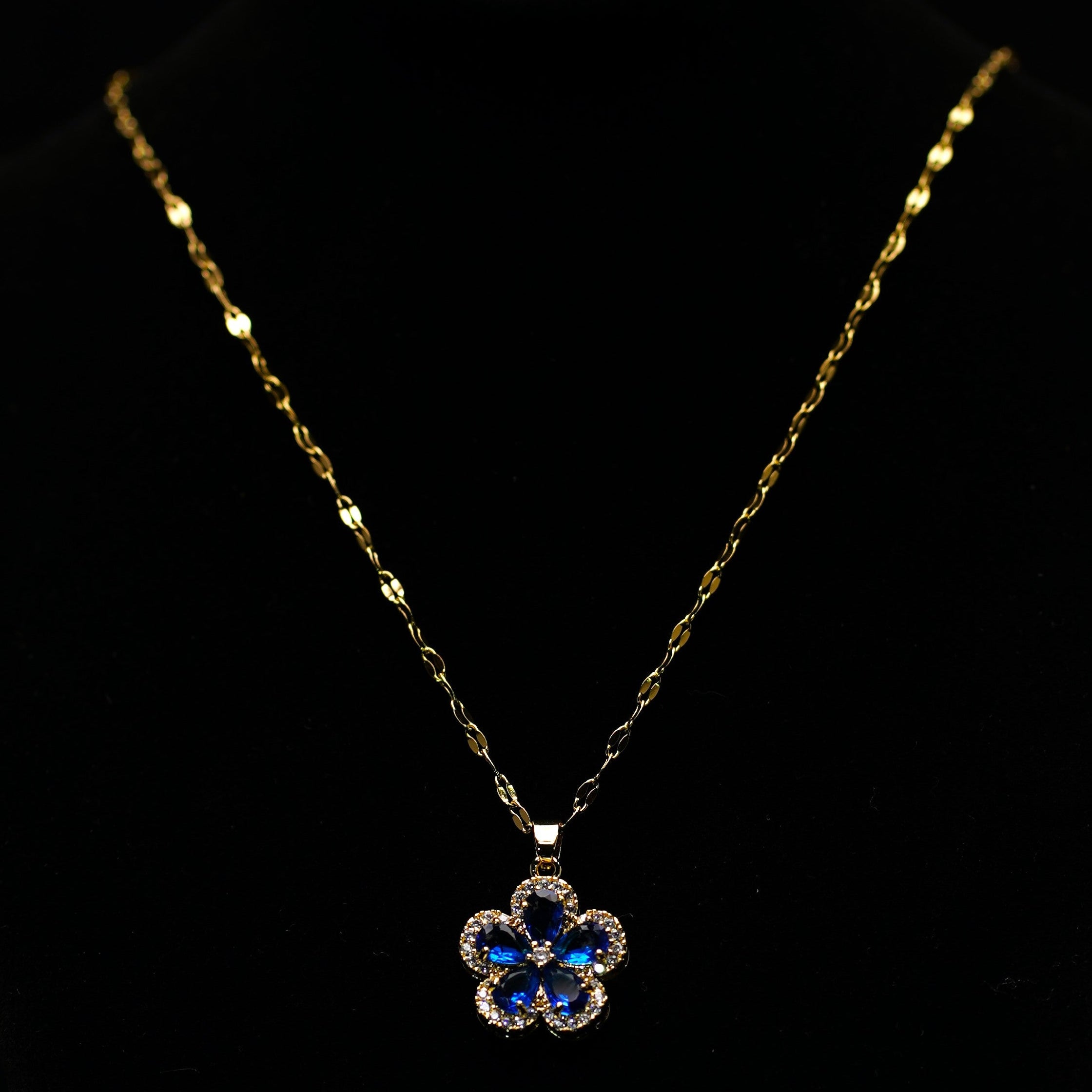 Halsband – Blå blomma 18k guldpläterat